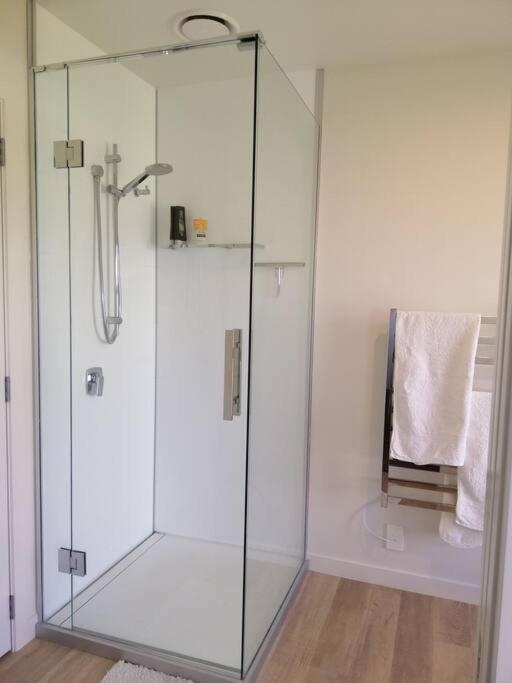 Purangi Waterfront Retreat - 2 Bedroom Cooks Beach Buitenkant foto