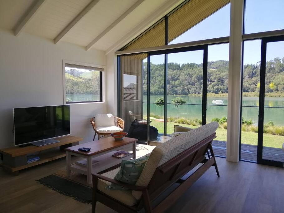 Purangi Waterfront Retreat - 2 Bedroom Cooks Beach Buitenkant foto
