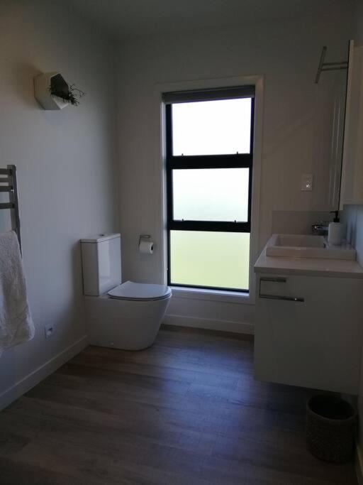 Purangi Waterfront Retreat - 2 Bedroom Cooks Beach Buitenkant foto